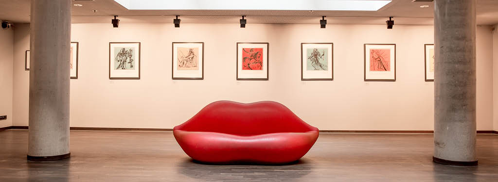 Surreal lip sofa